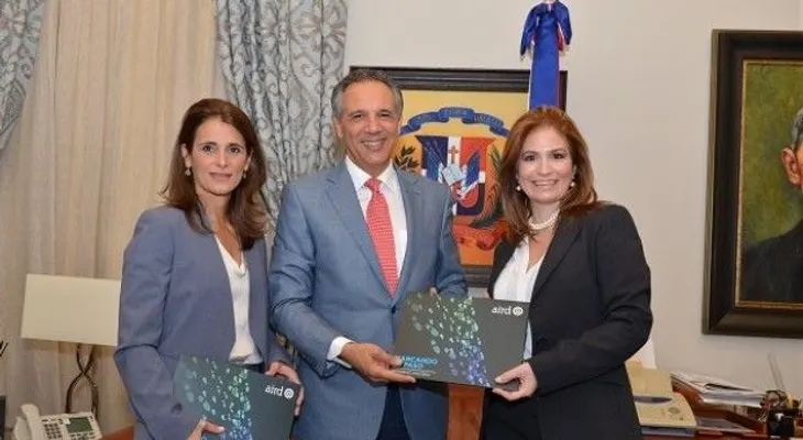  José Ramón Peralta recibe memorias de la AIRD