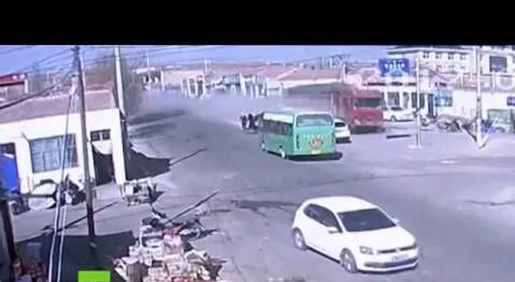 Impactante: Un camión "se traga" letalmente una hilera de casas (VIDEO)