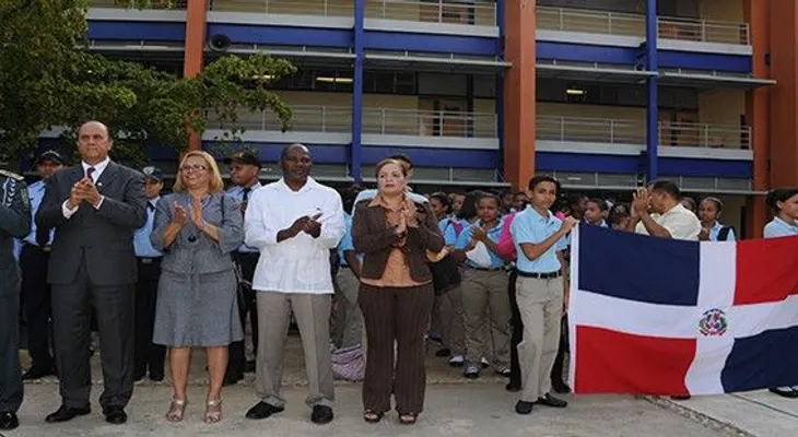 Ministerio de Educación realiza acto de izamiento en el centro de Excelencia República de Colombia