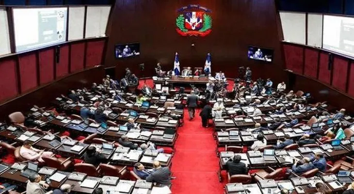 Cámara de Diputados aprueba ley que obligaría a becarios en el exterior a devolver fondos si no regresan