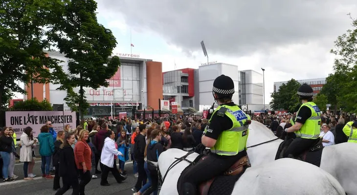 Ariana Grande y un grupo de estrellas desafían al miedo en Manchester
