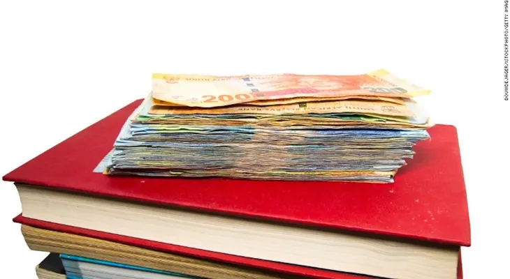Estudiante recibió accidentalmente un millón de dólares de ayuda financiera y gastó miles en compras