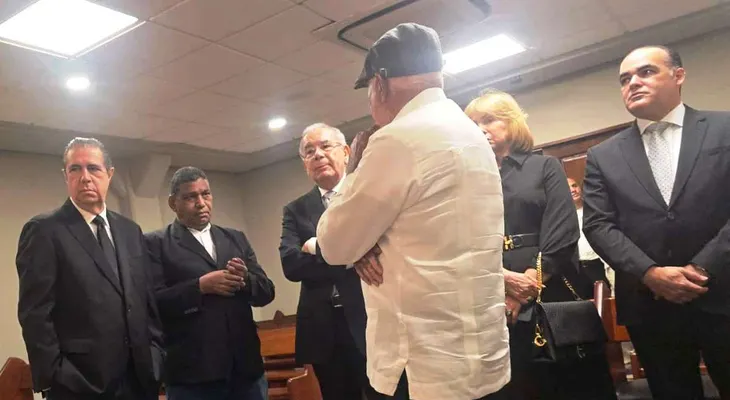 Francisco Javier García expresa condolencias al ex senador Eddy Mateo por fallecimiento de su hijo