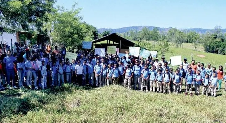 Estudiantes reciben clases en un corral para vacas 