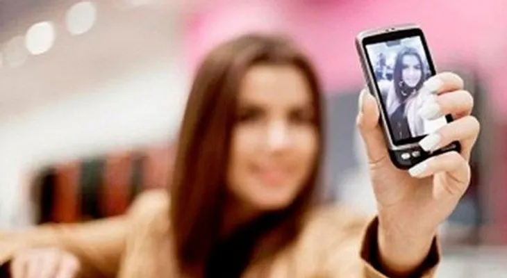 Codo de selfie: Curiosa condición que afecta a muchos usuarios de smartphones