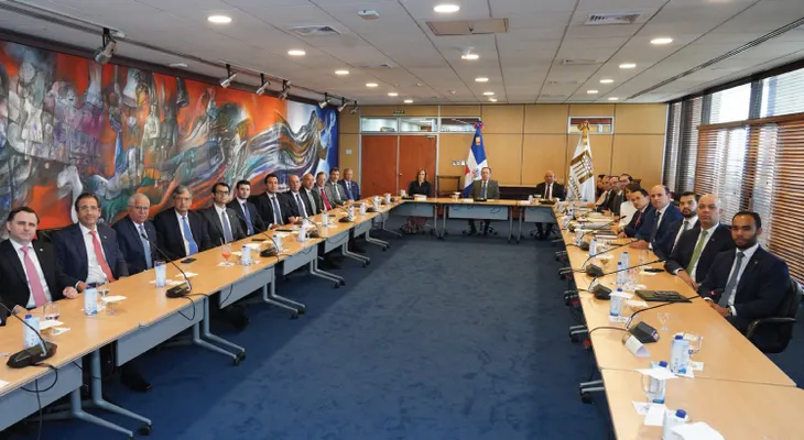 Valdez Albizu se reúne con presidentes de las entidades bancarias para pasar balance a la economía dominicana ante el panorama de incertidumbre mundial