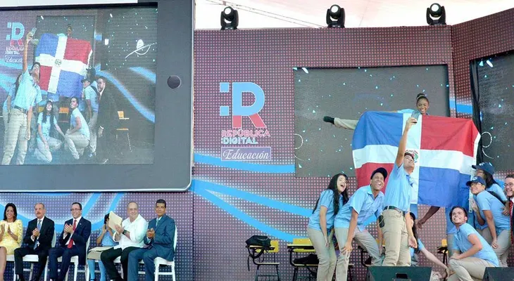 Presidente Medina junto al ministro Navarro deja iniciado año escolar con nuevas iniciativas de calidad educativa