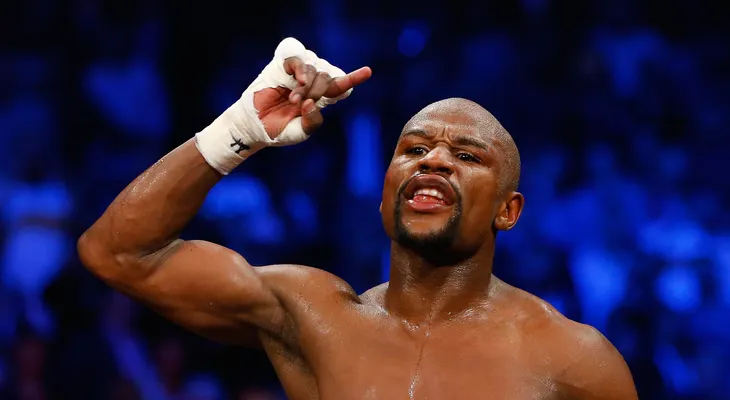 Sólo una "fiesta normal" en la casa de Mayweather: billetes y mujeres semidesnudas