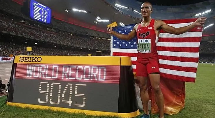 Eaton bate récord mundial de decatlón en Beijing 