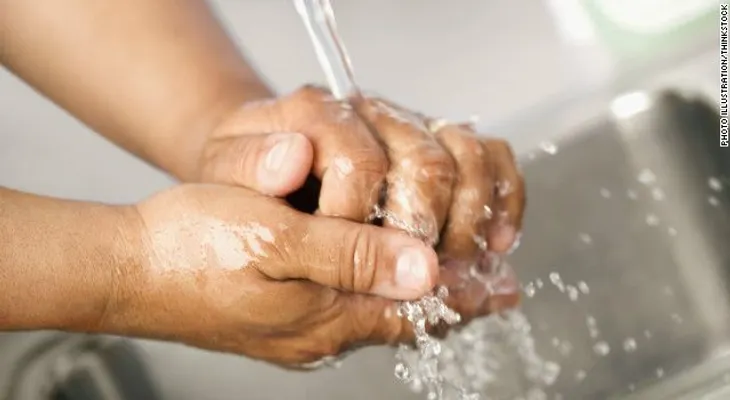 La mala práctica en el lavado de las manos conlleva a contraer enfermedades; 6 pasos para hacerlo bien
