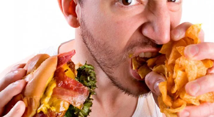 ¿Qué es peor? ¿un atracón dulce o uno salado?