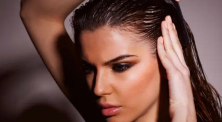 Razones por las que no deberías idormir con el pelo mojado