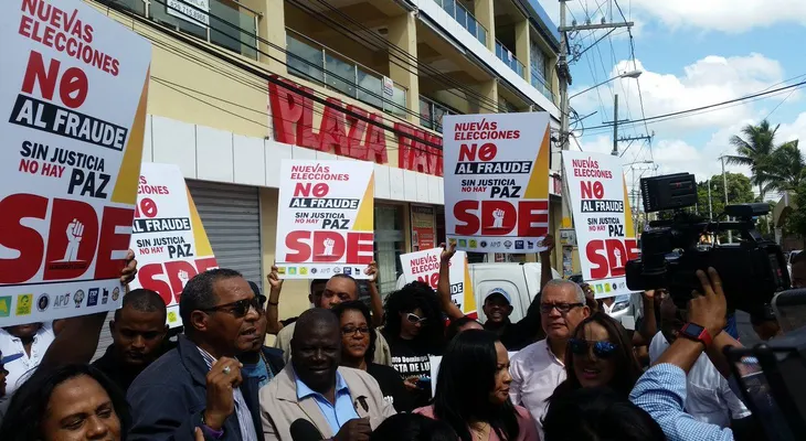 En medio de protestas, entregan certificado a candidatos ganadores en SDE