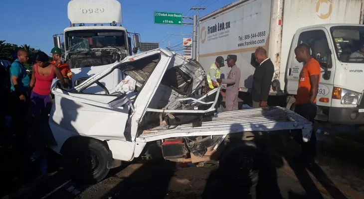 Aparatoso accidente deja una persona muerta en Las Américas