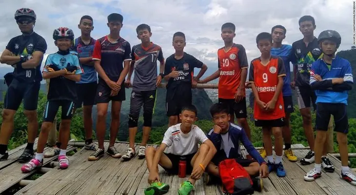 Con el tiempo en contra, reinician la búsqueda de 12 niños y su entrenador perdidos en una cueva en Tailandia