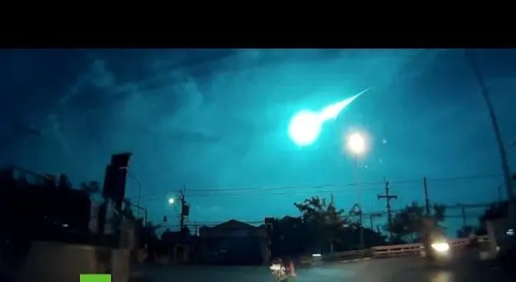 Una gran bola de fuego cae desde el cielo en Tailandia (VIDEO)