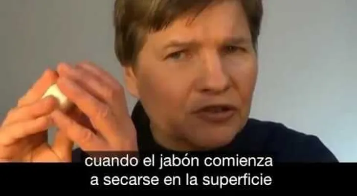 El coloca una barra de jabón bajo las sábanas por una razón increíble? (VIDEO)