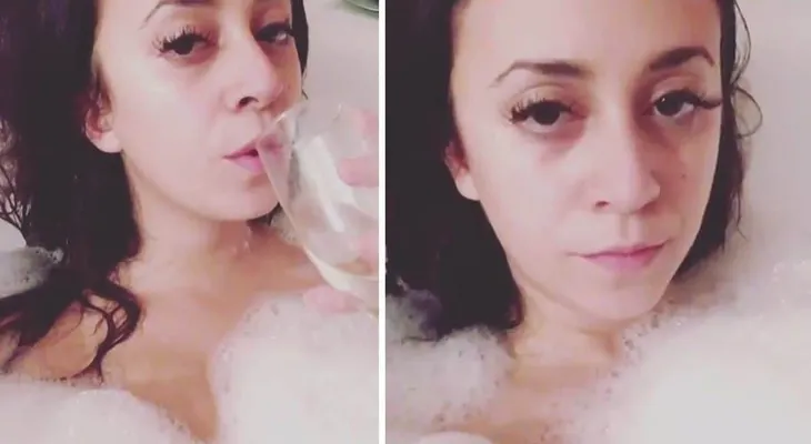 Nai Awada, desnuda, enjabonada y bebiendo champagne