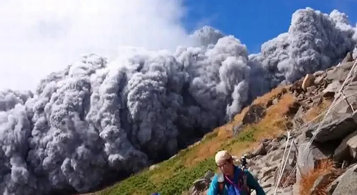 Suman 48 muertos por erupción volcán Ontake en Japón (Video)