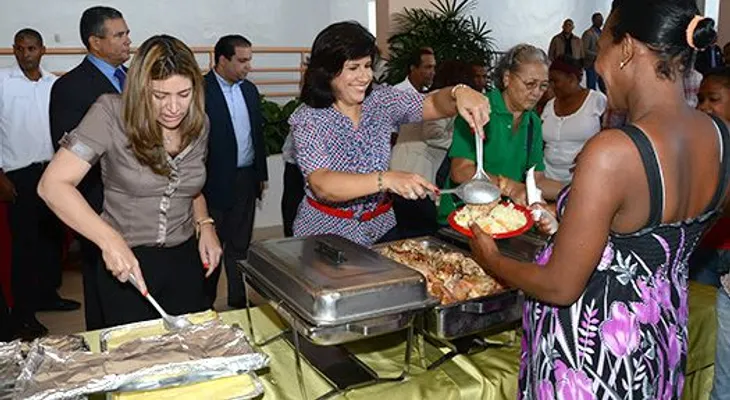 Familias Progresando con Solidaridad de Barahona almuerzan con Margarita Cedeño