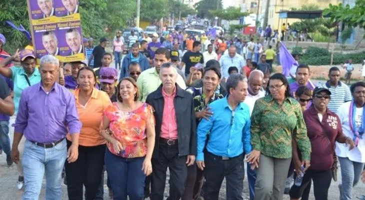 Aspirante a alcalde Manuel Jiménez realiza "Caminata de la Mayoría"