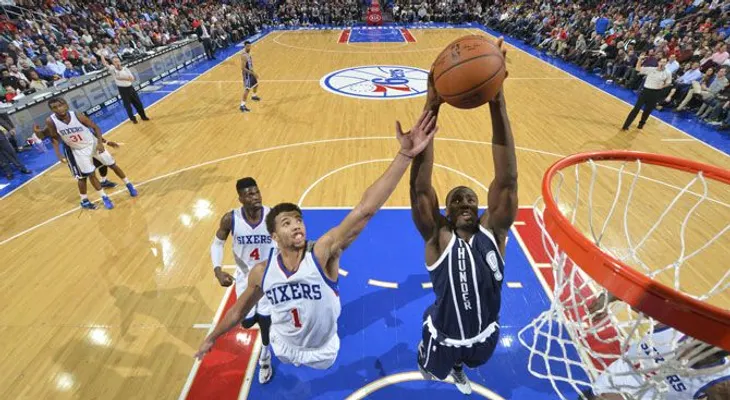 Ibaka ayuda al Thunder obtener primer triunfo