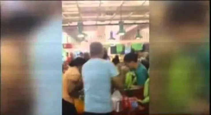 Compradores se abalanzan sobre plátanos (VIDEO) 