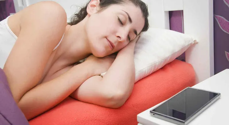 Cargar el celular mientras duermes te engorda
