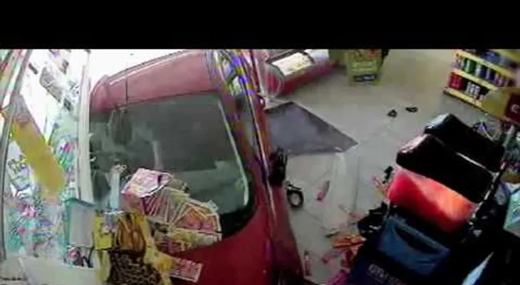 Una anciana ebria termina con su auto dentro de una tienda y casi mata a un niño