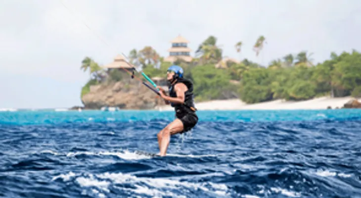 Obama vuelve a surfear, tras tenerlo prohibido por el Servicio Secreto