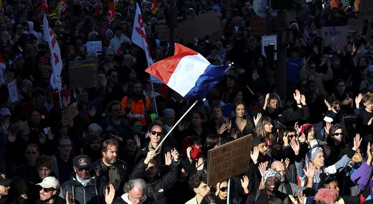 Francia moviliza a 15.000 manifestantes en el tercer sábado consecutivo de protestas por el costo de vida