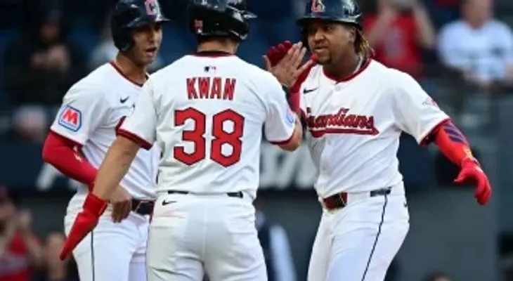 Guardianes superan a Medias Blancas 6-3 y lideran la Central de la Liga Americana