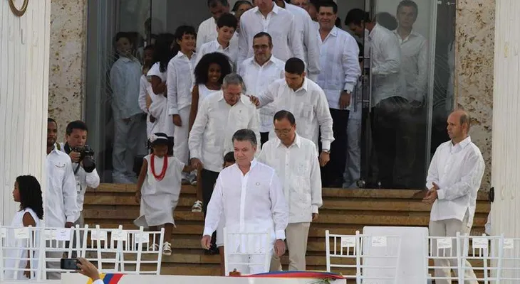 Santos y Timochenko firman la paz de Colombia y terminan 52 años de guerra