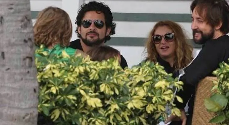 ¡Paulina Rubio presume su amor por Gerardo Bazúa y sus hijos!