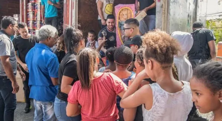 Romeo lleva juguetes a niños de Cristo Rey y Los Guandules