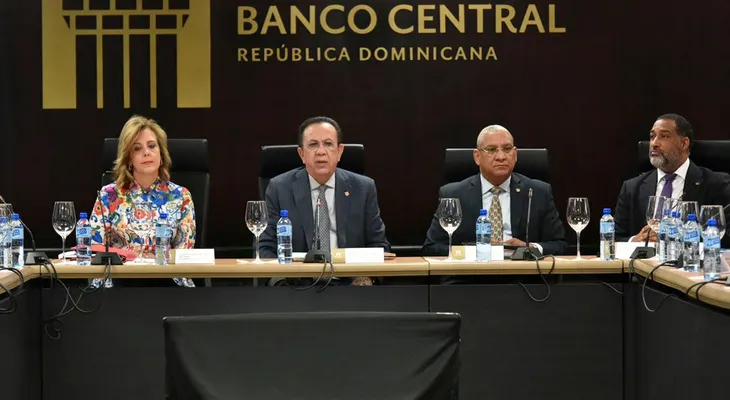 Valdez Albizu insiste en aumento salarial y "boronear" a los de abajo, para que crecimiento economía sea mayor 