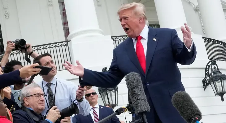 Trump pide reemplazar a Zelensky y critica ataques ucranianos a refinerías rusas