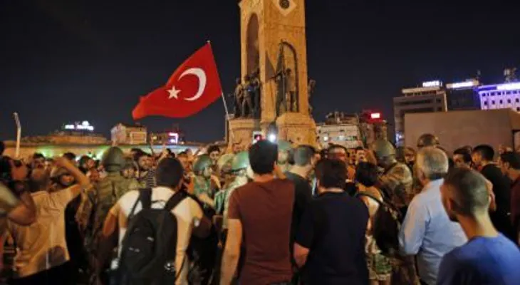 Al menos 17 policías muertos y un helicóptero derribado en asonada de Turquía