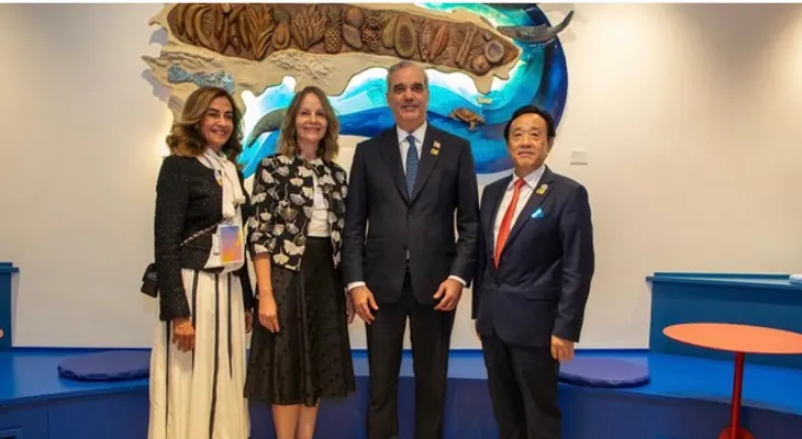 Abinader inaugura el Salón Dominicano en la FAO con magistral obra escultórica de la artista Victoria Thomen