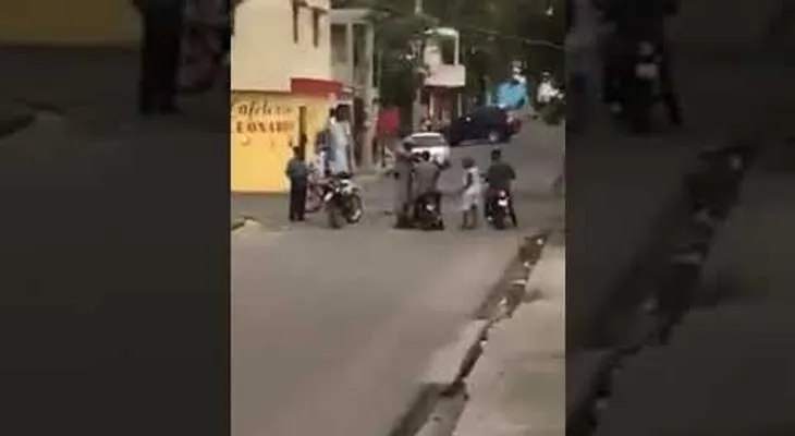 Un joven se lanza de una motocicleta cuando era llevado por policías