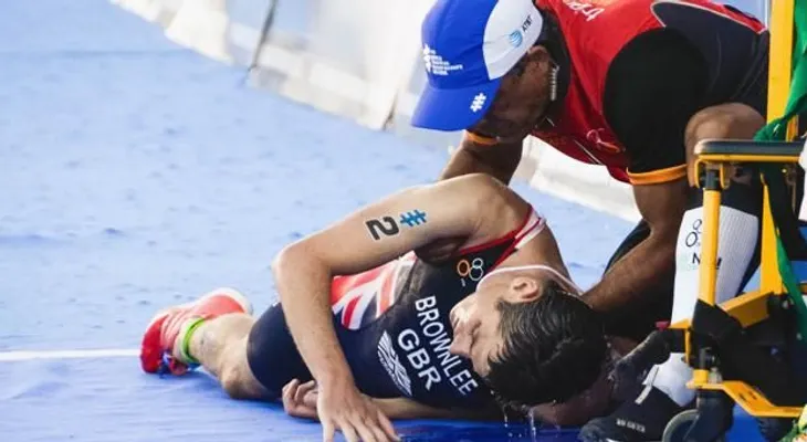 El abrazo del espíritu deportivo: atleta ayuda a su hermano exhausto hacia la meta