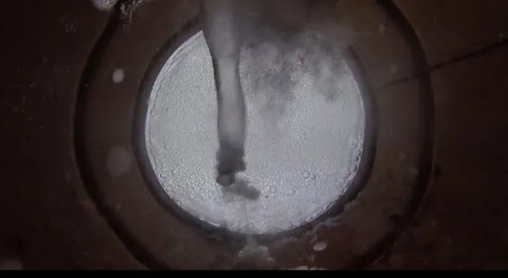 ¿Qué pasará si descargamos una pistola automáticas contra un barril de agua?