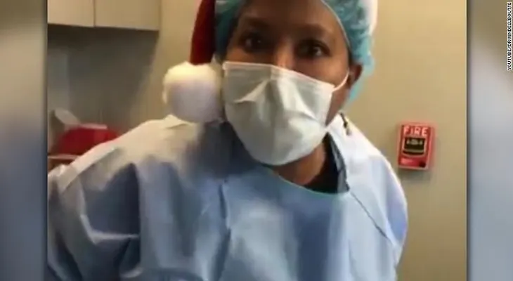 Una doctora que baila y canta cuando opera a sus pacientes genera un revuelo 