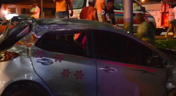 AMET reporta mujer muere y otras ocho personas resultan lesionadas en accidente Las Américas. 