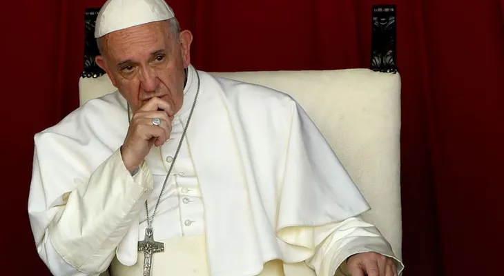 No, el papa Francisco no felicitó a una pareja gay por el bautizo de sus hijos adoptivos