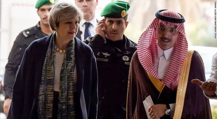 Theresa May no es la primera líder con el cabello al descubierto en Arabia Saudita
