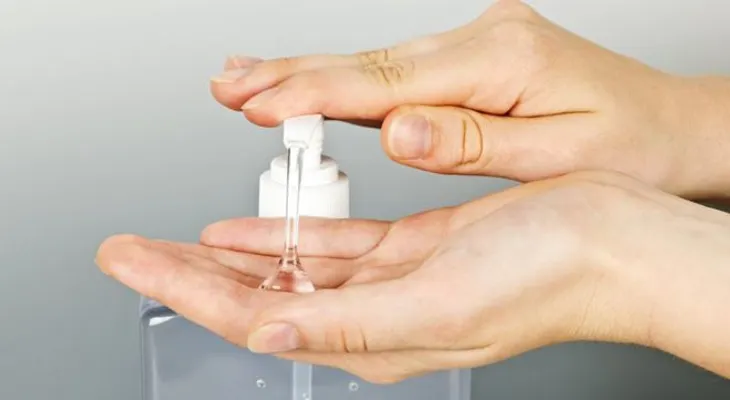¿Usar gel antibacteriano o lavarte las manos contra el coronavirus? 