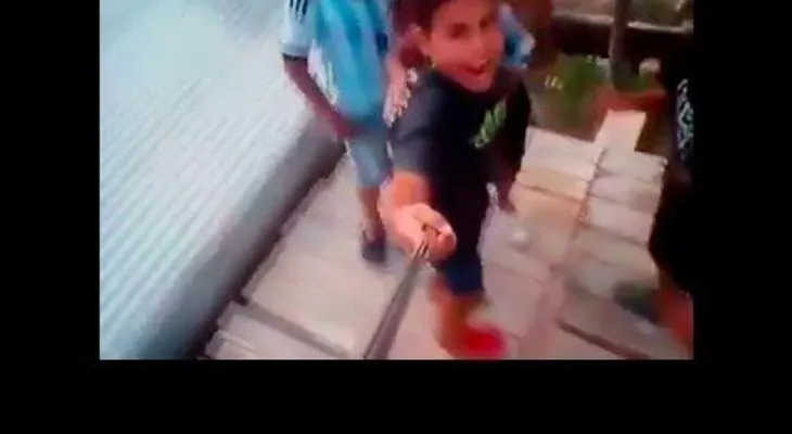 Niños caen de un techo al intentar tomarse selfis
