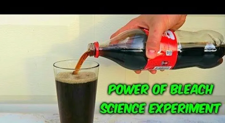 ¿Observa qué ocurre si se mezcla lejía y Coca-Cola?