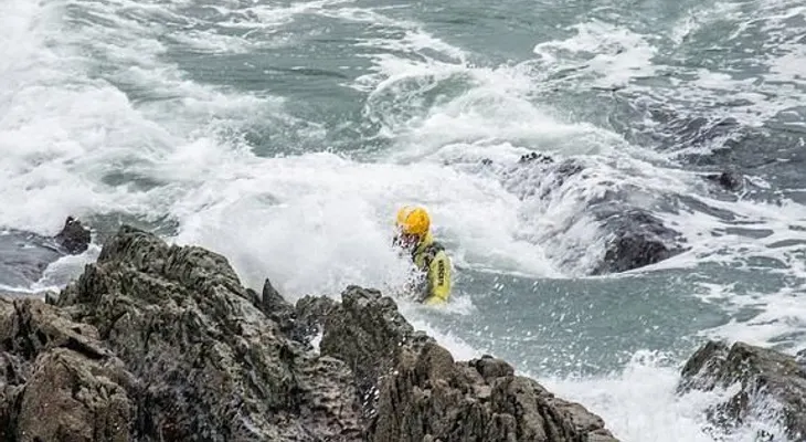 El fuerte viento dificulta la búsqueda del bebé arrastrado por el oleaje en la playa de Navia
